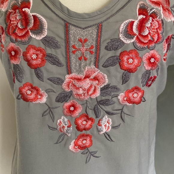 MISSLOOK Dresses & Skirts - MISSLOOK Embroidered Scrubs Top Medium Looks like Johnny Was!